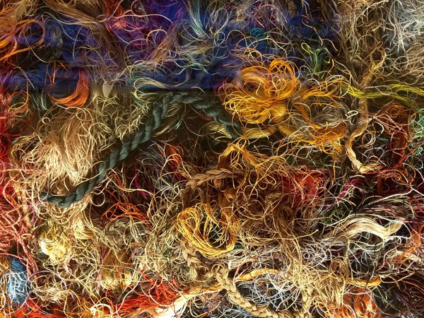 Fils de soie de la boîtes à couture de l'artiste.