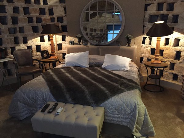 La chambre du pigeonnier où les boulins, niches dans le mur qui servent de nid aux pigeons, sont restés apparents.