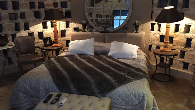 La chambre du pigeonnier où les boulins, niches dans le mur qui servent de nid aux pigeons, sont restés apparents.