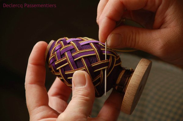 A l’établi, on confectionne les éléments non mécanisables comme les ornements (mèches, migrets, griffes, grappés, éléments satinés...), on assemble les apprêts et les embrasses.