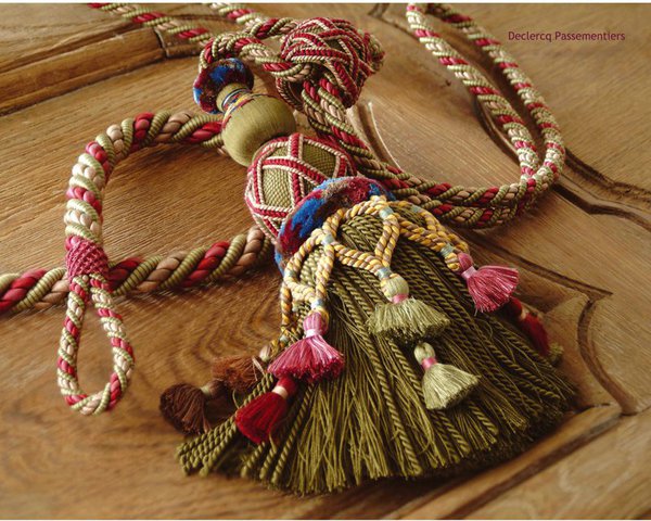 Au retord, on assemble des fils qui sont ensuite retordus sur eux-mêmes. On y fabrique les câblés (guipure ou soufflé), mais aussi les apprêts..