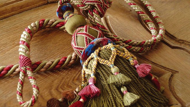 Au retord, on assemble des fils qui sont ensuite retordus sur eux-mêmes. On y fabrique les câblés (guipure ou soufflé), mais aussi les apprêts.. Au retord, on assemble des fils qui sont ensuite retordus sur eux-mêmes. On y fabrique les câblés (guipure ou soufflé), mais aussi les apprêts..