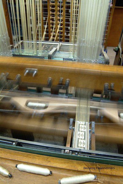 Le tissage mécanique se fait sur des métiers Jacquard. Ces métiers permettent notamment de réaliser des galons brochés et des crêtes simples.