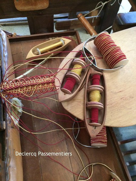 Le tissage sur métier à main est réservé aux crêtes et girolines les plus sophistiquées, à certains galons complexes, franges moulinées et effilés.