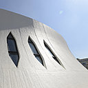 Le Petit Volcan, comme son homologue le grand Volcan, est caractéristique des recherches plastiques de l’architecte Oscar Niemeyer qui transforme une construction en sculpture habitable. Les coffrages pour le béton ont été réalisés avec des planches de bois sablés pour conserver, au décoffrage, un parement brut aussi bien à l’extérieur qu’à l’intérieur des deux bâtiments. Une coloration blanche a été utilisée pour éclaircir les façades, actuellement revêtues de Revcoat.