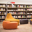 Les différentes assises de la collection Saruyama Island de Moroso (création Toshiyuki Kita, 2006) dessinent un véritable espace de lecture,  combinant confort, liberté et proximité pour favoriser le relationnel. Lampe Pipe d’Artemide.