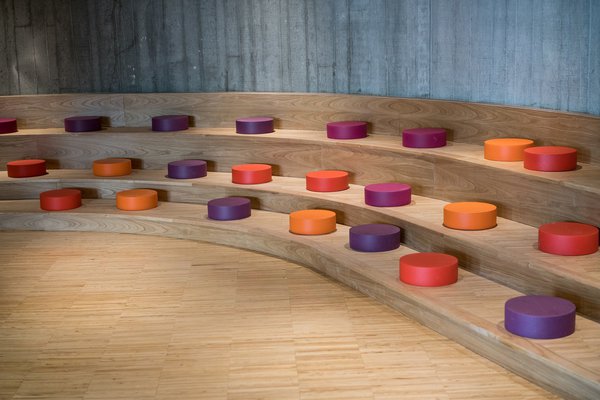 La bibliothèque offre de multiples espaces hors normes dotés d’un mobilier homogène et parfois décalé, qui peuvent surprendre comme la salle du Conte. Ici, l’espace d’écoute pour les enfants est lové le long d’une paroi existante et dominé d’un ciel étoilé. Poufs des gradins réalisés par Quinze &amp;amp;amp;amp;amp;amp;amp;amp; Milan.