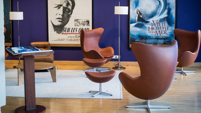 On retrouve des grands classiques du design comme le fauteuil Egg, dessiné en 1958, accompagné de son repose-pied, aux rondeurs s’accordant avec les courbes de l’espace. Création Arne Jacobsen pour Fritz Hansen. On retrouve des grands classiques du design comme le fauteuil Egg, dessiné en 1958, accompagné de son repose-pied, aux rondeurs s’accordant avec les courbes de l’espace. Création Arne Jacobsen pour Fritz Hansen.