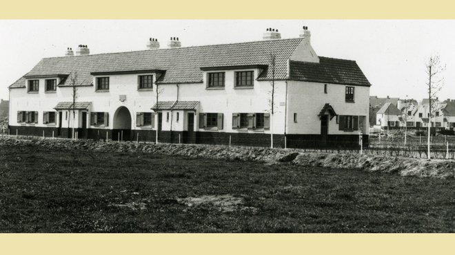 Combinant tradition et modernité, cité-jardin Batavia à Roulers, 1919. Photographie d’époque. Réalisation des architectes Fernand Bodson et Antoine Pompe. Combinant tradition et modernité, cité-jardin Batavia à Roulers, 1919. Photographie d’époque. Réalisation des architectes Fernand Bodson et Antoine Pompe.