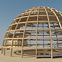 La coupole en verre construite en 1999 par l’architecte britannique Lord Norman Foster constitue le principal défi de cette maquette en bois. Les entreprises Metsä Wood et FH Finnholz ont réussi à adapter l’architecture singulière du Reichstag allemand à une conception entièrement en bois.