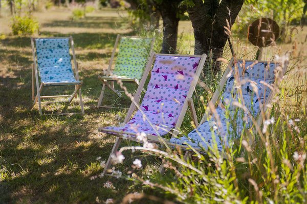 Avec la gamme Birdy, c’est une envolée de moineaux pleine de tendresse qui vous est proposée. Que cela soit sur des coussins, des matelas, des futons ou encore sur des chiliennes matelassées, ce motif ainsi que sa texture douce accueilleront vos journées d’été. En effet cette gamme est 100% coton. De plus elle se décline en quatre couleurs pour plaire à tous les goûts et pour habiller votre jardin de couleurs.