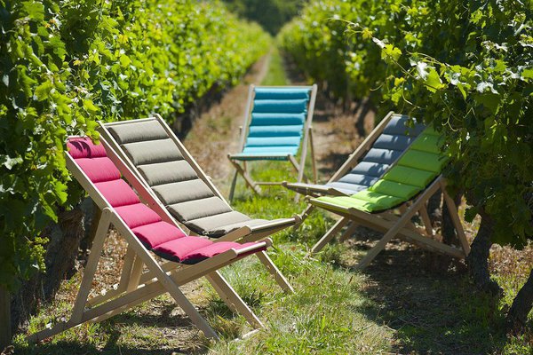 Que cela soit à l’ombre d’un grand arbre, ou encore au bord d’une piscine, la chilienne est une invitation au repos. Il ne vous reste plus qu’à vous asseoir, pour méditer et vous laisser envahir par un irrésistible bien-être. Composées d’une structure en hêtre avec un coloris naturel, elles sont inclinables dans 3 positions et certifiées FCBA. Et le petit plus pour l’année 2016, les chiliennes sont matelassées pour plus de confort et donc vous prélasser plus longtemps.