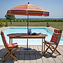 La gamme Samba vous invite au voyage avec ses couleurs rayées et pimpantes. Cette gamme se décline autour de deux thèmes de couleurs: l’un fuchsia/orange et l’autre avec une base turquoise. Les modèles sont entièrement élaborés en fibres acryliques Dralon. De nombreux produits appartiennent à la gamme Samba. Ici, on observe un parasol, des chiliennes matelassées ainsi que des revêtements de chaises Samba, mais l’on trouve encore des futons tout comme des coussins appartenant à cette même gamme.