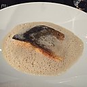 Le saumon et son bouillon mousseux aux noisettes.