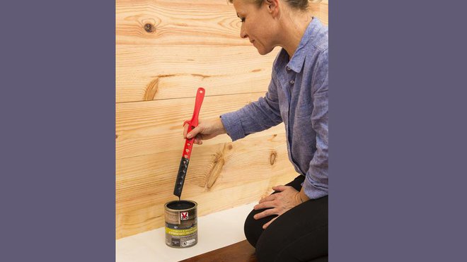 Etape 6 : ouvrez maintenant l’imprégnant protecteur V33 et remuez-le avec une baguette. Pensez à protéger votre sol de la peinture avec une bâche.