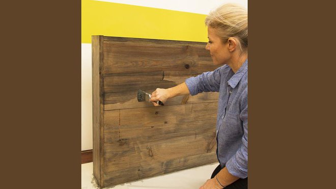 Etape 8 : une fois les 2 heures de séchage passées, appliquez une seconde couche en suivant la même méthode que pour la première couche ; suivez le sens des veines du bois. Votre tête de lit est maintenant terminée ; un séchage complet de 12 heures sera tout de même nécessaire.