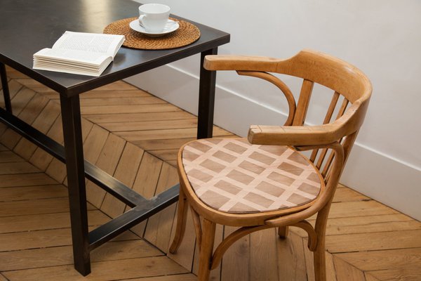 Votre siège en bois a retrouvé une nouvelle jeunesse grâce au ponçage et à la pose du vernis qui le protège durablement. De plus, le quadrillage coloré apporte désormais de la modernité à un siège ancien.