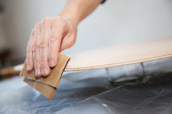 Etape 6 : poncez les bords de la planche de bois découpée et dépoussiérez.