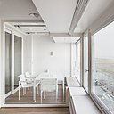 Sur la première terrasse, les meubles d’extérieur en acier laqué sont une référence dans le domaine design. Issu de la collection 1966, créée par le designer Richard Schultz et éditée chez Knoll, ils sont considérés comme les premières créations véritablement conçues comme « outdoor ». Ici, elles jouent la carte de l’élégance et se fondent dans le décor.