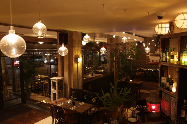 Au Spicy Home: la grande salle de restaurant à la fois brute et chaleureuse.