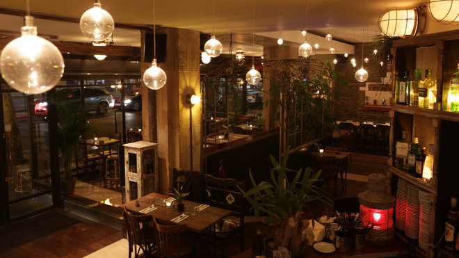 Au Spicy Home: la grande salle de restaurant à la fois brute et chaleureuse.