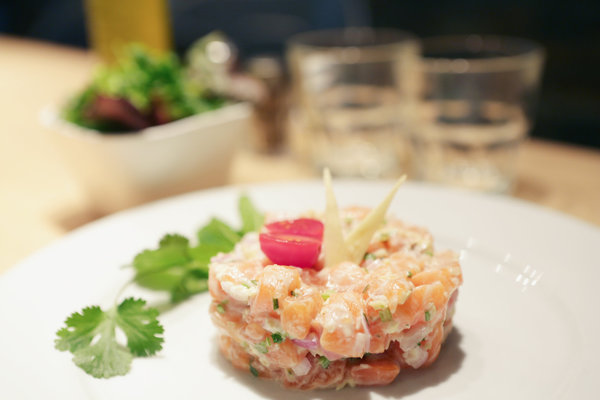 L'excellent tartare de saumon relevé d'une pointe de gingembre.