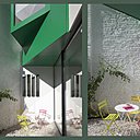 Installés dans une cour intérieure, où le soleil pénètre difficilement, les réflecteurs groupés créent un coin ensoleillé et reflètent aussi la végétation environnante.