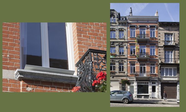 Posé à l’extérieur d’une maison de ville, en appui de fenêtre, un réflecteur est invisible de la rue. Ici, au second niveau d’une maison bruxelloise, il est adapté en façade directement sur l’appui de fenêtre avec une barre télescopique qui permet de le fixer sur l’épaisseur du mur (minimum 10 cm) de part et d’autre de l’ouverture.