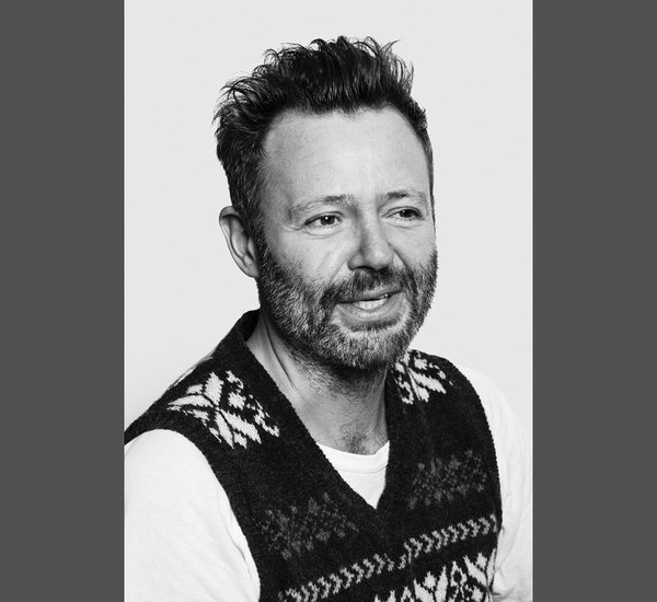 Michael Young, né à Sunderland, une petite ville industrielle de nord de l’Angleterre, est devenu un spécialiste du design expérimental qui explore les savoir-faire de pointe. Il a déclaré : « C’est le design en tant qu’art industriel qui m’intéresse, pas en édition limitée, mais à l’échelle de la production de masse. »