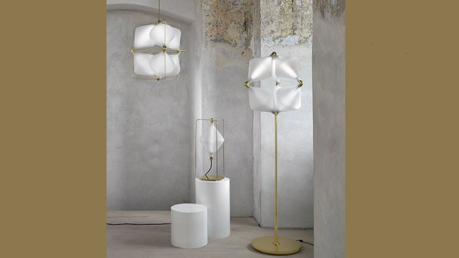 Gamme de lampes Clover éditée par Lasvit en 2013. Ici, une unité de verre est rajoutée à un cadre géométrique en aluminium pour décliner un système d’éclairage extensible et flexible.