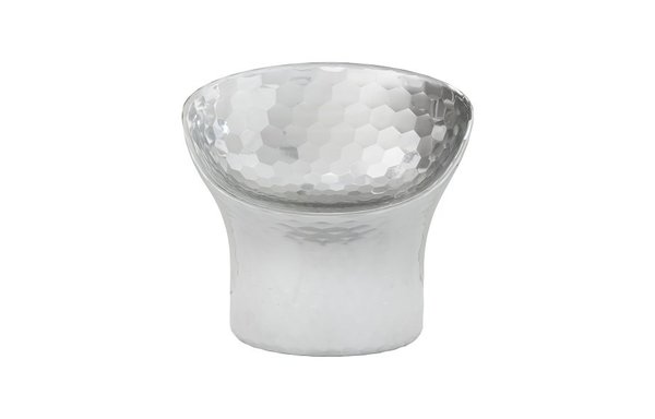 La Hex Chair éditée par Hedge Gallery en 2012. Pour ce projet, ainsi que pour toutes les créations de la Hex Collection, les blocs de matériau sont fabriqués à la source dans l’Aluminium de qualité supérieure, puis usinés par commande numérique pendant plusieurs mois. Chaque création doit être polie à la main et enduite de fines particules pour protéger la surface tout en en maintenant l’éclat de l’aluminium.