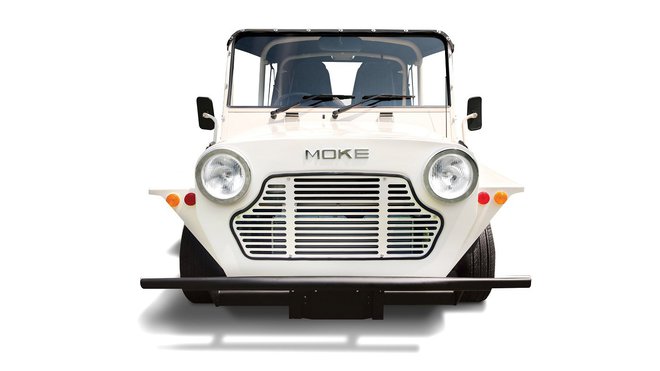 Dans cette version intégrale de la Mini Moke Car 1.1 noire, créée en 2013, quelques composants sont aussi en aluminium. Cette voiture qui date des années 1970 n’est pas ici seulement répliquée comme une réédition du modèle original ; elle a profité de certains ajustements (des améliorations, une meilleure tenue de route, le freinage, la suspension, etc).