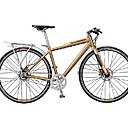 Bicyclette urbaine City Speed créée en 2006 et édité par Giant Bicycle. Cette création a été primée et récompensée par une médaille d’Or. La version exposée est accompagnée des composants de son cadre en aluminium.