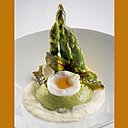 Le dôme d’asperges à l’œuf mollet.