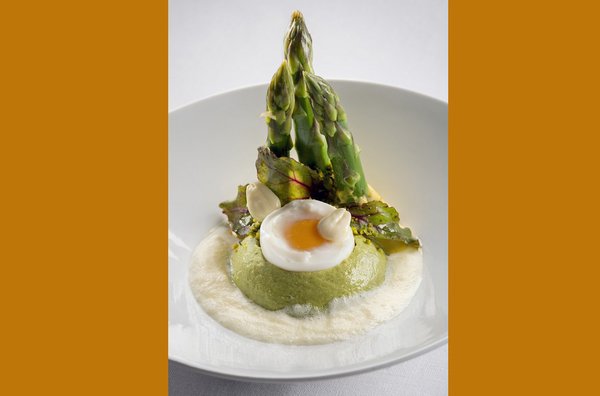 Le dôme d’asperges à l’œuf mollet.