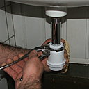 Etape 6 : installer la nouvelle bonde. Positionner le joint haut et le joint bas. Serrer la bonde. Installer le nouveau siphon. Positionner à la hauteur de l’évacuation. Serrer le siphon, puis accorder à l’évacuation. Serrer le raccordement pour l’étanchéité.