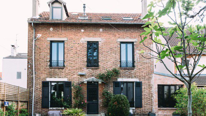 La maison en brique, construite au début du XXème siècle, est restée dans son jus avec sa porte, son entrée, ses garde-corps de fenêtres et ses volets en bois d’origine au charme d’antan, simplement repeints. Dans l’extension, à droite, se situe le nouveau salon. La maison en brique, construite au début du XXème siècle, est restée dans son jus avec sa porte, son entrée, ses garde-corps de fenêtres et ses volets en bois d’origine au charme d’antan, simplement repeints. Dans l’extension, à droite, se situe le nouveau salon.