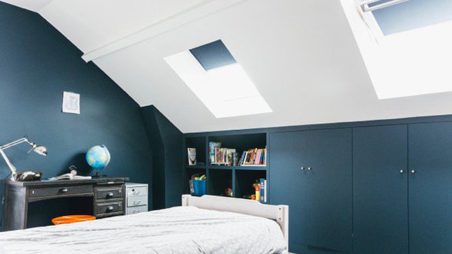 Dans cette première chambre, des rangements aménagés, sous la pente du toit, optimisent l’espace au sol. Dans cette première chambre, des rangements aménagés, sous la pente du toit, optimisent l’espace au sol.