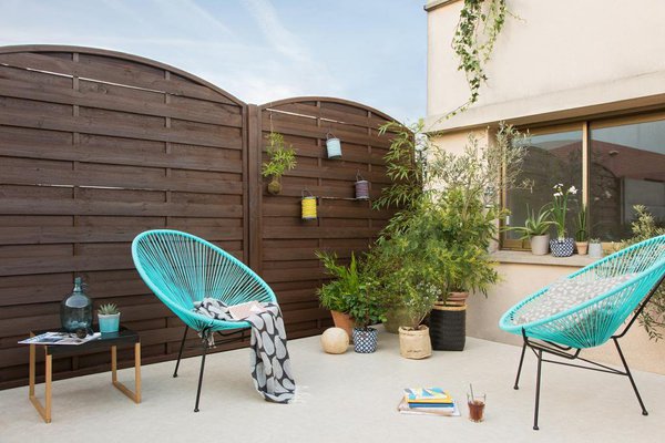 Après 12 heures de séchage, la palissade est belle et rénovée. Vous pouvez maintenant créer l’ambiance que vous souhaitez, dans laquelle votre palissade s’accordera parfaitement.