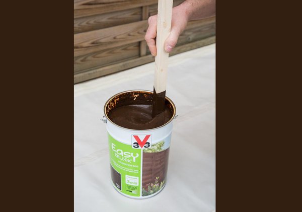 Etape 2 : remuez le produit colorant pour bois avant l’emploi à l’aide d’une baguette longue et large, afin de bien l’homogénéiser.