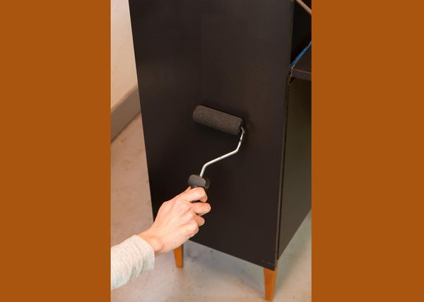 Etape 5 : patientez 4 heures pour le séchage entre les 2 couches. Appliquez ensuite la seconde couche de l’effet tableau de la même manière que la première.