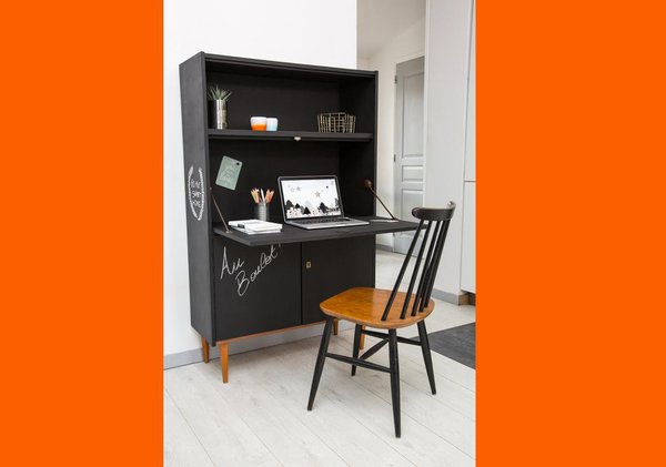 Votre secrétaire est modernisé grâce à la peinture effet tableau qui vous permet désormais de prendre vos notes à même le meuble. Cette customisation permet une nouvelle vie à ce meuble démodé.