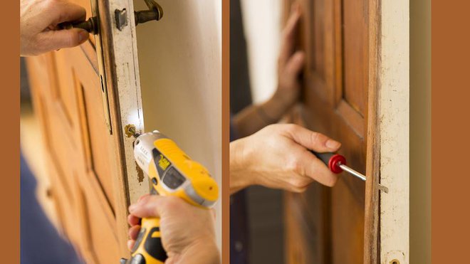 Etape 1 : pour commencer, enlevez les gonds et la poignée de la porte.