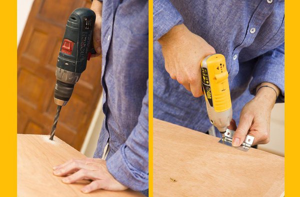 Etape 5 : afin de créer la tablette repliable : vissez des charnières sur la tablette, et percez 2 trous à l’aide d’une perceuse, aux extrémités de la tablette (cela servira pour y faire passer la corde ensuite).