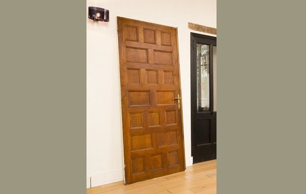 Pour redonner une nouvelle vie à une vieille porte, Maison.com vous propose de la transformer en un secrétaire, pratique et dans l’air du temps pour l’entrée.