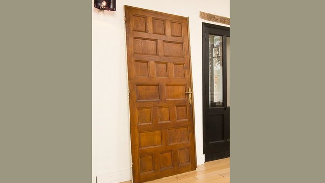 Pour redonner une nouvelle vie à une vieille porte, Maison.com vous propose de la transformer en un secrétaire, pratique et dans l’air du temps pour l’entrée.