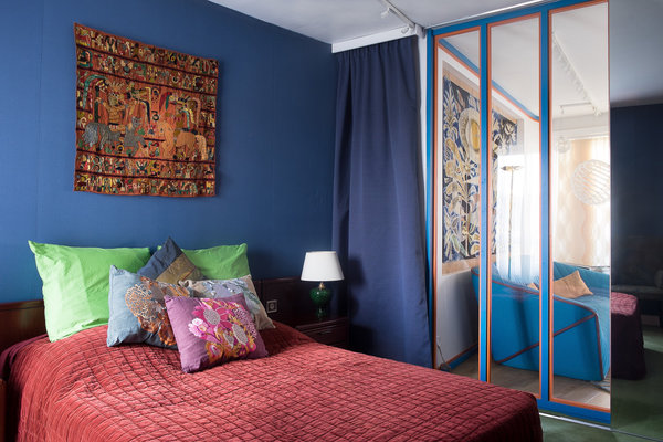 Les couleurs de l’appartement ont été choisies pour être en harmonie avec celles de la chambre préexistante qui n’a pas changé. Ici, le bleu fil conducteur dominait et domine toujours.