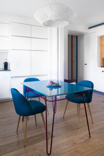 La nouvelle table de la cuisine salle à manger dans les tonalités de bleu.