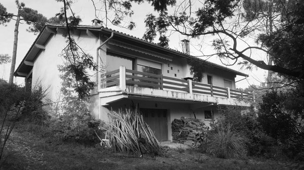 La maison vieillotte possédait notamment un avant toit qui ne servait à rien. Pavillon standard des années 1980, il était nécessaire de l’adapter aux modes de vie actuels et de l’ancrer dans le paysage.