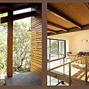 Dehors, une douche d’extérieur a été installée pour se débarrasser du sable au retour de la plage, sans salir l’intérieur de la maison. Dedans, on a ouvert la dalle en béton pour offrir un volume triple.